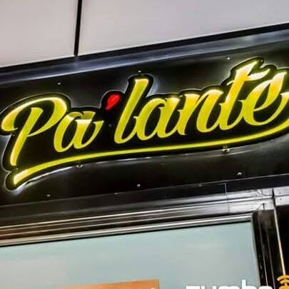 Letrero de neón de Pa'lante, foto de su página pública de Facebook
